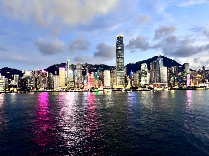 香港之光，演员沉思中的香港地图