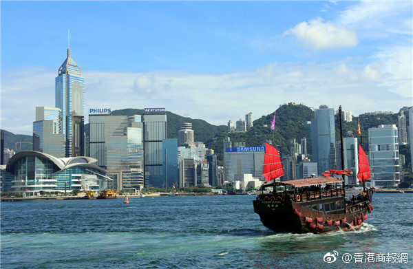 香港之光,演员沉思中的香港地图